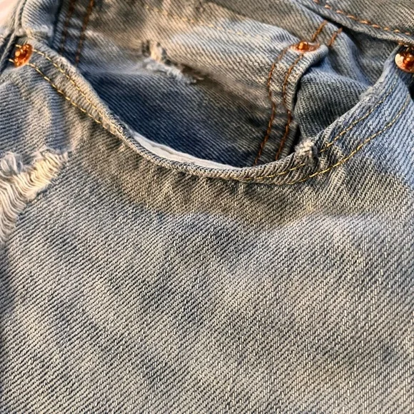 Red tag Levi distressed Bermuda shorts - Picture 7 of 11
